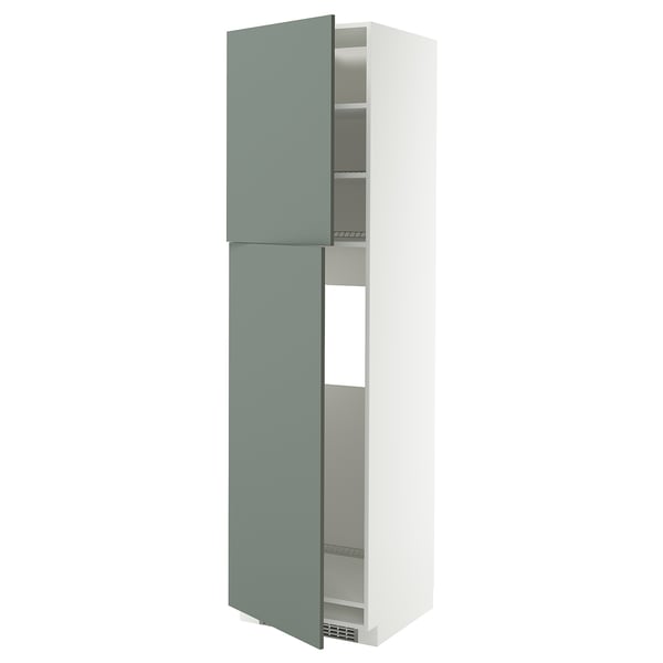 Ein moderner, hoher Küchenschrank mit grün-grauen Türen. Es verfügt über verstellbare Regale und ein schlankes Design.