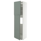 Ein moderner, hoher Küchenschrank mit grün-grauen Türen. Es verfügt über verstellbare Regale und ein schlankes Design.