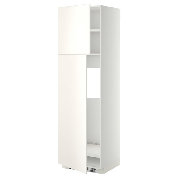 Ein weißer METOD-Hochschrank mit verstellbaren Regalen. Der Schrank ist hoch, rechteckig mit einem schlanken Design und für eine Küchenumgebung konzipiert.