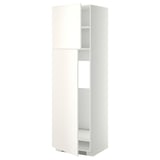 Ein weißer METOD-Hochschrank mit verstellbaren Regalen. Der Schrank ist hoch, rechteckig mit einem schlanken Design und für eine Küchenumgebung konzipiert.