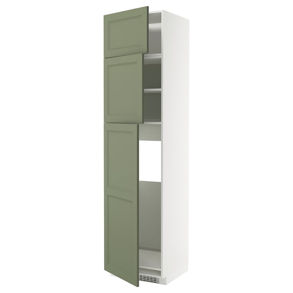 Ikea METOD Küchenschrank, hoch mit grünen Türen, drei Regale, weißer Rahmen.