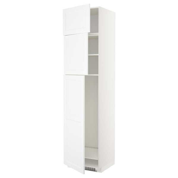 Weißer METOD-Küchenschrank mit verstellbaren Regalen, schlankes, minimalistisches Design.