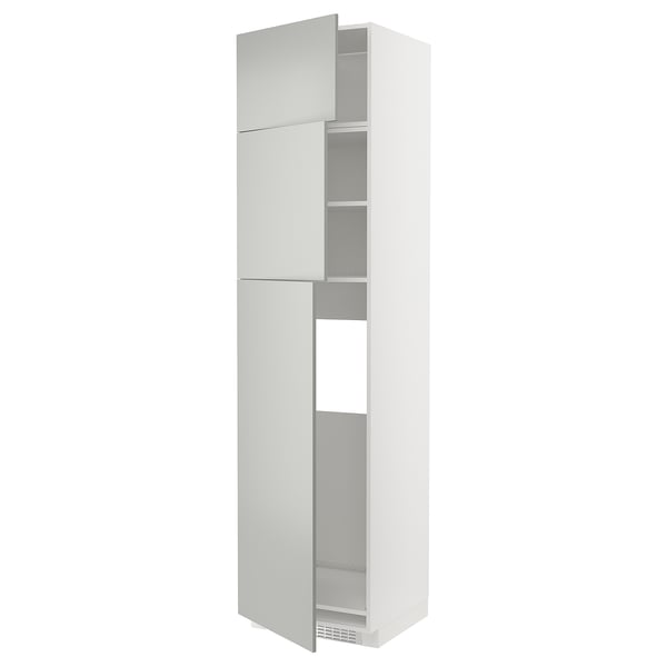 Weißer hoher Küchenschrank mit hellgrauen Türen, schlankem Design, mehreren Regalen.