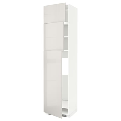 Dieses Bild zeigt einen METOD hohen weißen Schrank mit verstellbaren Regalen, modernem Design und Hochglanz-Finish für ein sauberes und geräumiges Aussehen.