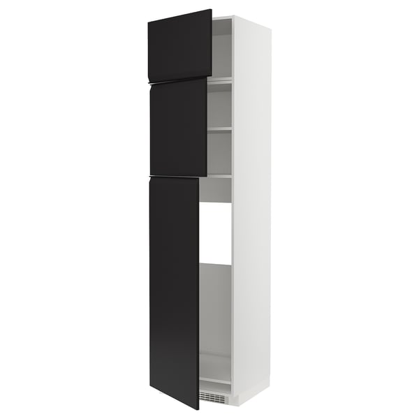 Ein hoher, weißer METOD-Küchenschrank mit drei schwarzen Türen und verstellbaren Einlegeböden. Es ist ein modernes, minimalistisches Design.
