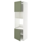 Ein hoher METOD-Küchenschrank mit graugrünen Axstad-Türen, modernem Design und verstellbaren Regalen.
