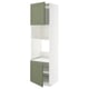 Ein hoher METOD-Küchenschrank mit graugrünen Axstad-Türen, modernem Design und verstellbaren Regalen.