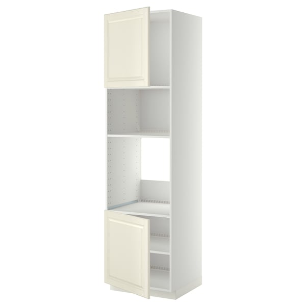 Ein weißer METOD-Küchenschrank mit cremefarbenen Bodbyn-Türen, mit einer hohen, rechteckigen Form mit verstellbaren Regalen und einem traditionellen Design.