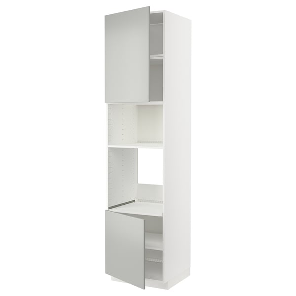 Ein weißer IKEA METOD Küchenschrank mit zwei offenen Türen, der eine moderne und minimalistische Aufbewahrungslösung bietet.