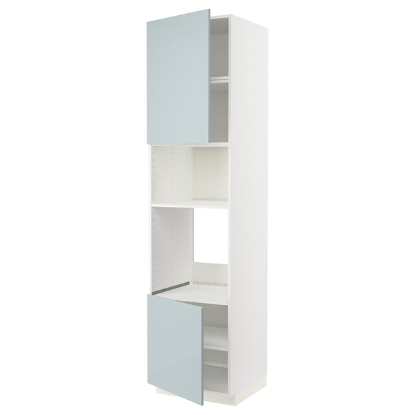 Ein hoher weißer Küchenschrank mit einer hochglänzenden graublauen Tür und zwei offenen Regalen, entworfen von ikea.