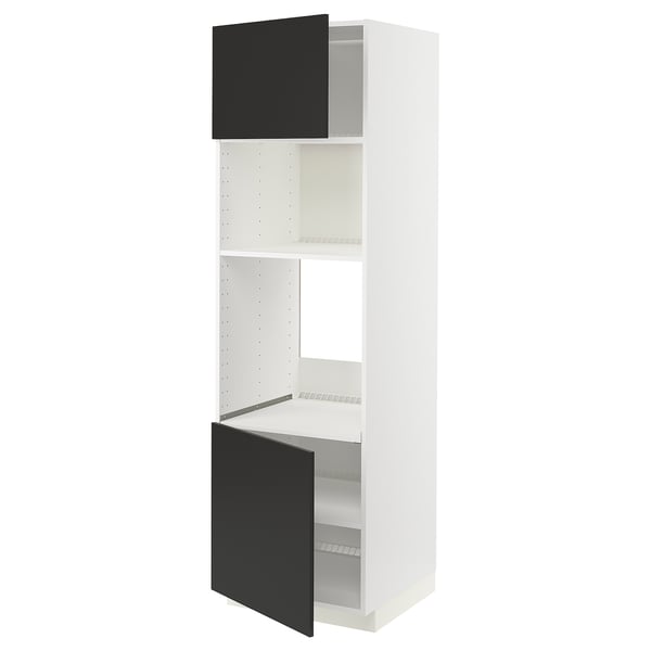Ein weißer METOD-Küchenschrank mit zwei schwarzen Türen, eine davon offen, mit Regalen im Inneren.