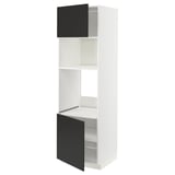 Ein weißer METOD-Küchenschrank mit zwei schwarzen Türen, eine davon offen, mit Regalen im Inneren.