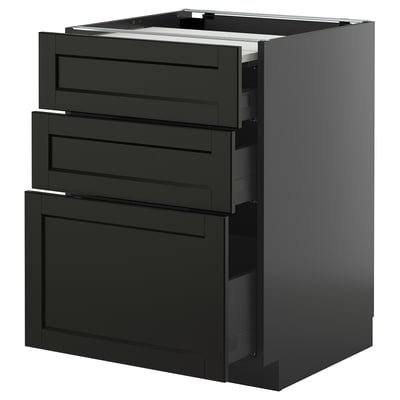 Ein schwarz gebeizter Küchenschrank mit drei Schubladen und einem ausziehbaren Regal. Es hat ein traditionelles Design mit abgeschrägten Kanten und selbstschließenden Schubladen.