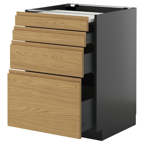 Eine moderne Küchenzeile namens METOD mit Schubladen aus heller Eiche und schwarzem Schrank mit vier Schubladen und einem ausziehbaren Arbeitsbereich.