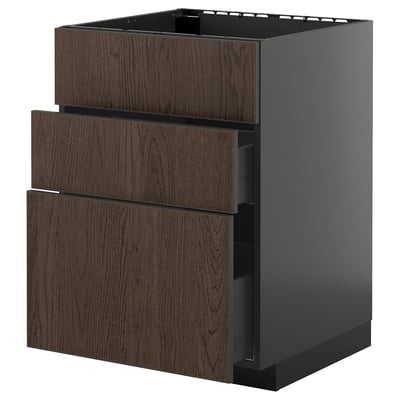 Ein moderner dunkelbrauner METOD-Küchenschrank mit drei Schubladen und einer Kastenplatte. Es ist Eichenfurnier und ein schlankes Design.