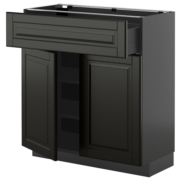 Schwarzer METOD-Küchenschrank mit abgeschrägten Bodbyn-Fronten mit Türen und Schubladen. Modernes, schlankes Design mit Soft-Close-Schubladen.