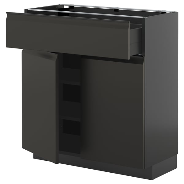 Moderne schwarze Küchenzeile: METOD. Schlankes, kantiges Design mit Schublade, Einlegeböden und Soft-Close-Funktion.