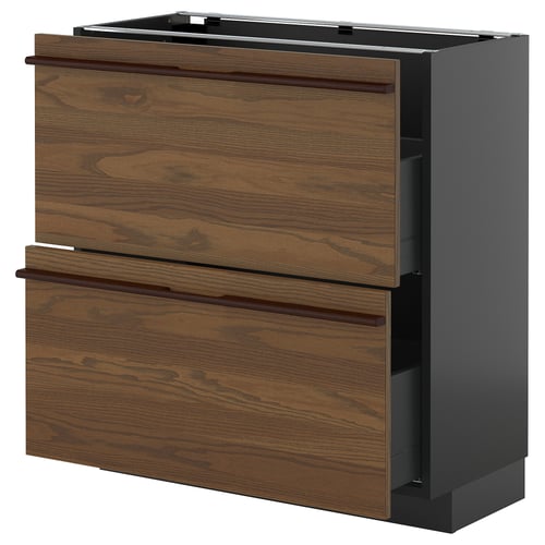 Dunkelbraune Holzgriffe, gezogener Küchenschrank mit Holzschubladen.