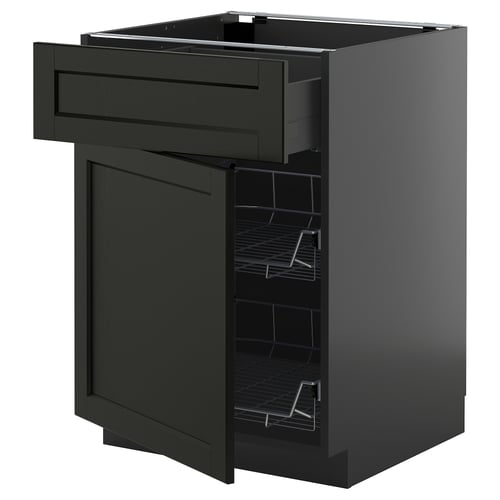 Schwarze METOD-Küchenzeile mit abgeschrägten Schubladen und Regalen, dunkles Holzfinish.