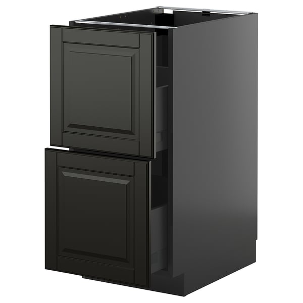 Ein schwarzer METOD-Küchenschrank mit zwei Schubladen und einer Tür, mit schlanken, abgeschrägten Kanten und einem modernen Design.