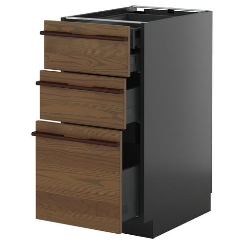 Moderne Küchenzeile mit grauem Sockel und Schubladen aus dunklem Holz mit schlanken Griffen.