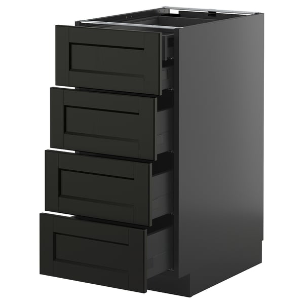 Moderne schwarze Küchenzeile mit vier offenen Schubladen, schlanken Griffen, dunkler Holzoberfläche, rechteckiger Form.
