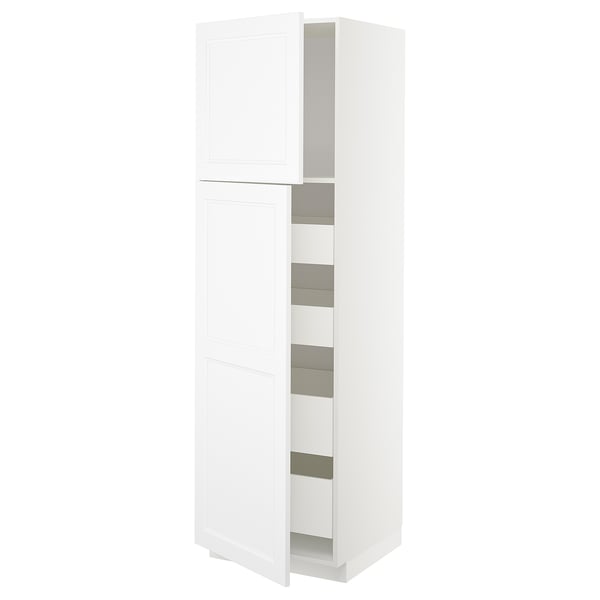 Ein weißer METOD-Küchenschrank mit verstellbaren Regalen und Doppeltüren. Es ist ein schlankes, modernes Design mit einem robusten Rahmen.