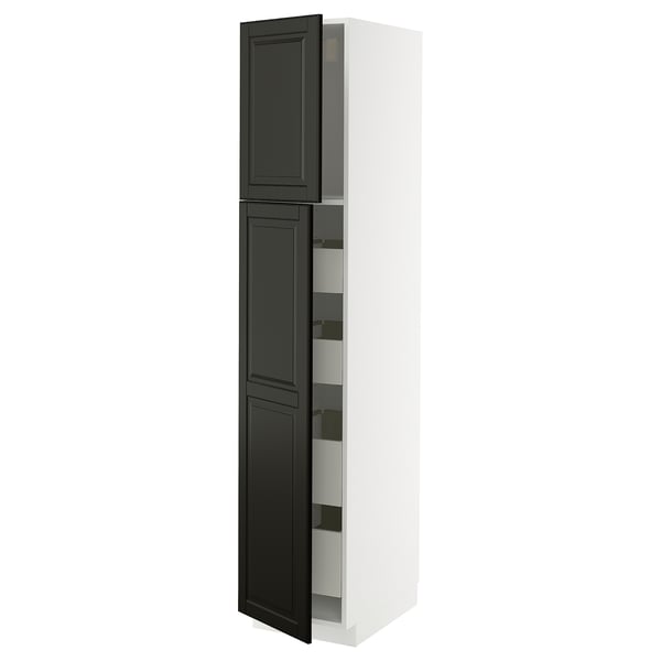 Ein weißer, hoher Küchenschrank mit schwarzen Türen, der sich durch ein schlankes Design mit abgeschrägten Kanten auszeichnet.