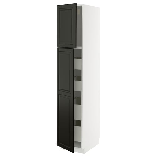 Ein weißer, hoher Küchenschrank mit schwarzen Türen, der sich durch ein schlankes Design mit abgeschrägten Kanten auszeichnet.