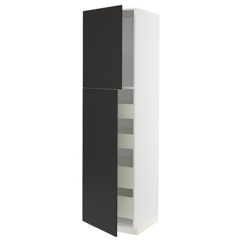 Ein moderner weißer ikea METOD Küchenschrank mit schwarzen Türen. Er steht hoch mit Regalen im Inneren, die Stauraum bieten.