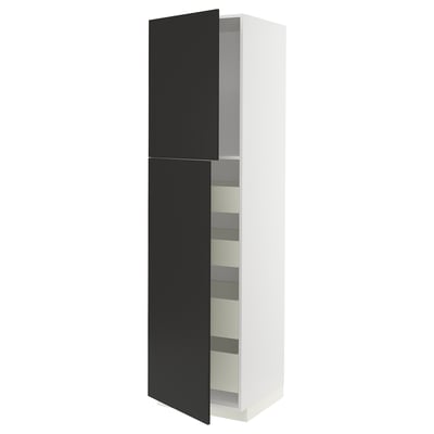 Ein moderner weißer ikea METOD Küchenschrank mit schwarzen Türen. Er steht hoch mit Regalen im Inneren, die Stauraum bieten.