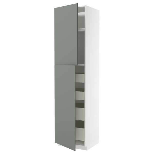 Moderner, hoher Küchenschrank mit hellgrünen Türen; weißer Rahmen; enthält Regale und Schubladen; Schlankes, minimalistisches Design.