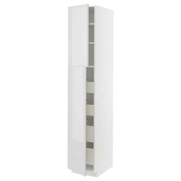 Weißer Hochglanz-Küchenschrank mit glattem, modernem Design und mehreren Einlegeböden.
