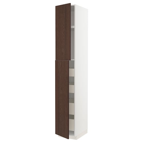 Ein hoher weißer und dunkelbrauner IKEA METOD Küchenschrank mit mehreren Regalen.