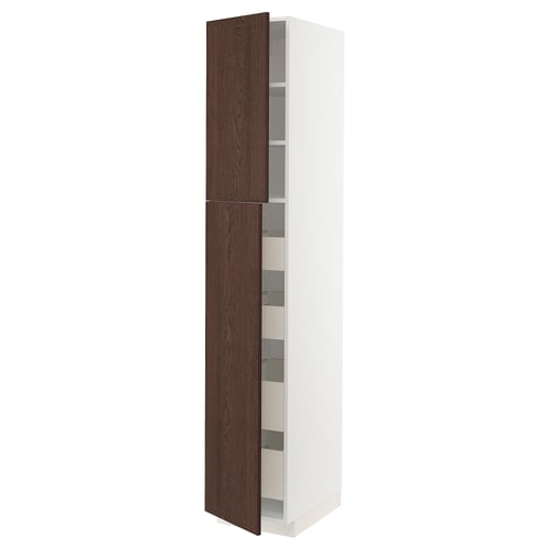 Ein hoher weißer Küchenschrank mit dunkelbraunen Holztüren und mehreren Regalen im Inneren.