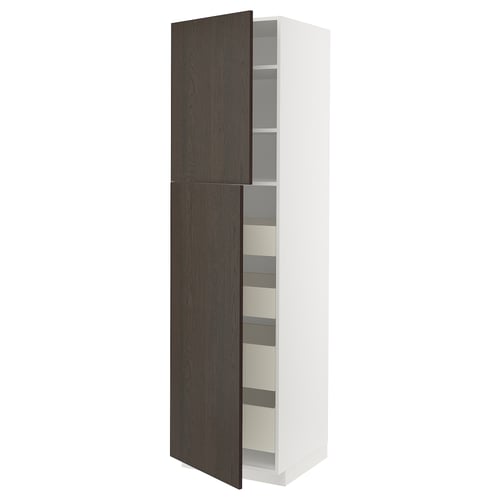 Moderner hoher weißer Schrank mit dunkelbraunen Holztüren, mit Regalen im Inneren. Eleganter und praktischer Stauraum in der Küche.