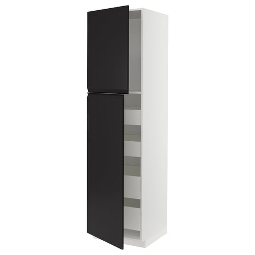 Moderner, hoher, weißer Schrank mit schwarzen Türen, schlankem Design, minimalistischen Griffen.