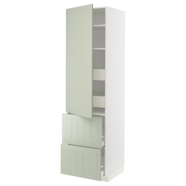 Ein METOD Küchenschrank in Hellgrün. Es verfügt über mehrere Fächer, darunter Regale und Schubladen mit einem handwerklichen Look und robustem Design.