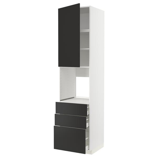 Moderne weiße Küchenzeile mit schwarzen Schubladen und Türen, schlankes Design.