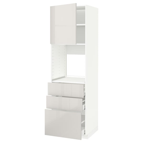 Eine weiße IKEA METOD Küchenzeile mit hochglänzenden Schubladen und einem Schrank mit modernem Design und klaren Linien.