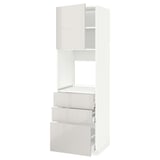 Eine weiße IKEA METOD Küchenzeile mit hochglänzenden Schubladen und einem Schrank mit modernem Design und klaren Linien.