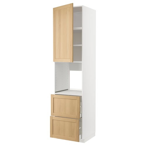 Ein moderner Küchenschrank mit einem hohen weißen Schrank mit hellen Holztüren und Schubladen, Metallböden und Scharnieren.
