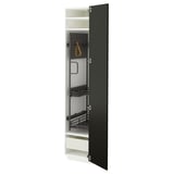 Ein schwarzer METOD-Küchenschrank mit verstellbarem Regal und ausziehbarer Schublade. Es hat modernes Design und abgeschrägte Kanten.