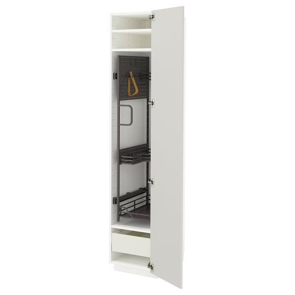 Offener weißer Schrank mit verstellbaren Regalen und Schublade mit einem gelben Riemen im grauen Interieur.