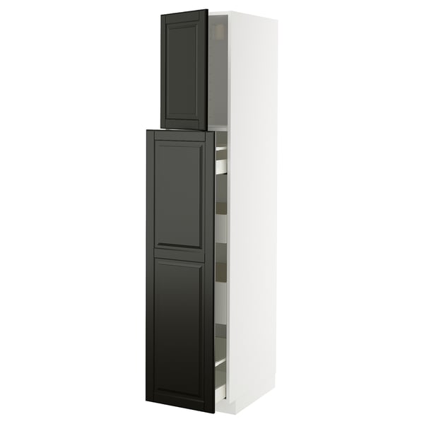 Ein hoher weiß-schwarzer Küchenschrank mit dunkelgrauen Türen und mehreren Regalen. Es ist ein modernes Design.