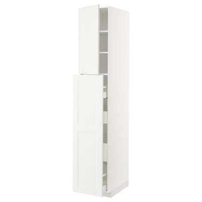 Ein weißer IKEA METOD Küchenschrank mit offenen Türen und Regalen.