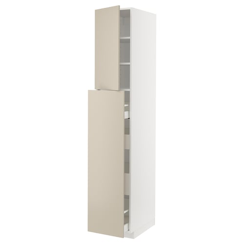 Beige METOD Küchenschrank mit mehreren Regalen.