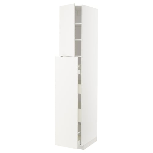 Ein weißes METOD Küchenschrank-Set mit glattem, modernem Design.