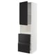 Ein moderner weißer Küchenschrank mit schwarzen Schubladen und einer Tür. Es hat einen integrierten Griff und ein schlankes, minimalistisches Design.