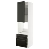 Schwarz-weiße Küchenzeile mit Schubladen und Regalen. Modernes Design mit abgeschrägten Kanten. Hohe, rechteckige Struktur.